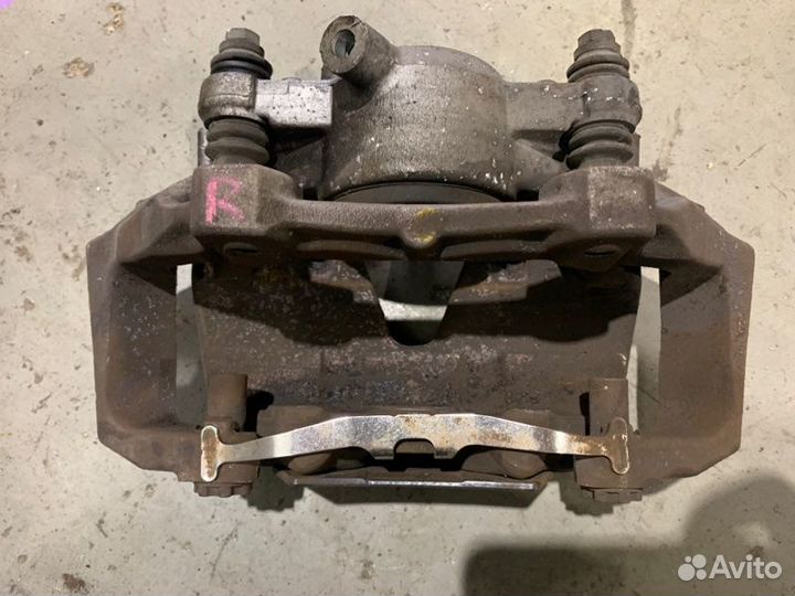 Суппорт передний правый Mercedes-Benz C-Class W204