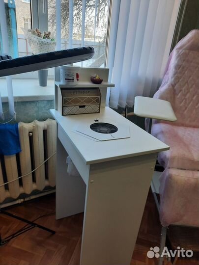 Стол маникюрный для услуги 