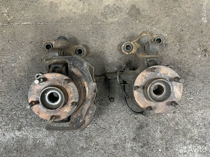 Кулак поворотный передний Nissan Primera P12