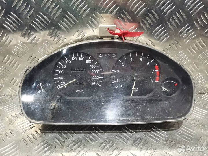 Панель приборов (щиток) Mitsubishi Carisma 1996