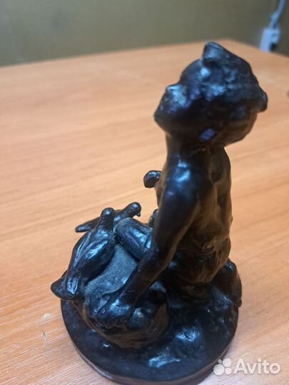 Мальчик и птицы чугун