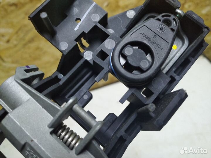 Кронштейн наружной ручки Ford Focus 2 2005-2011