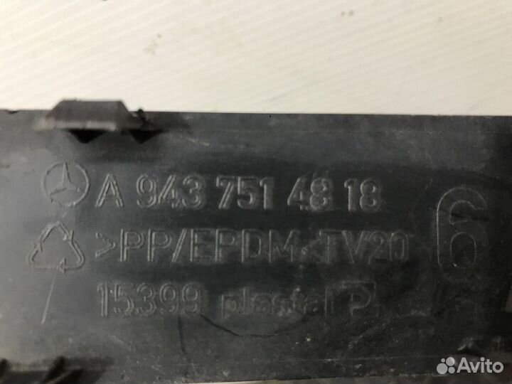 A9437514818 Решетка радиатора правая