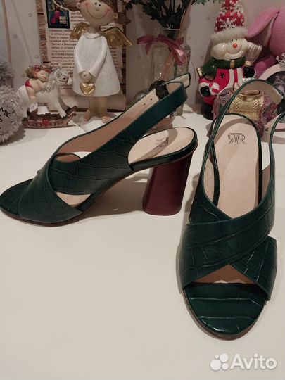 Сандалии под крокодиловую кожу новые