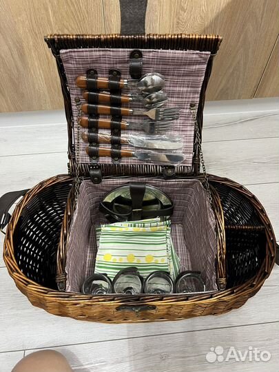 Корзина для пикника с посудой и пледом