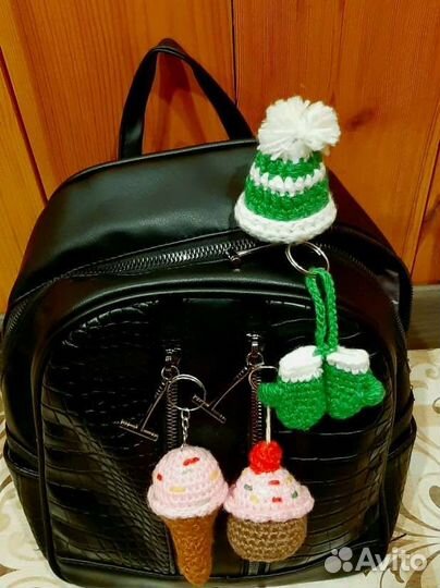 Вязанные игрушки-брелки ручной работы