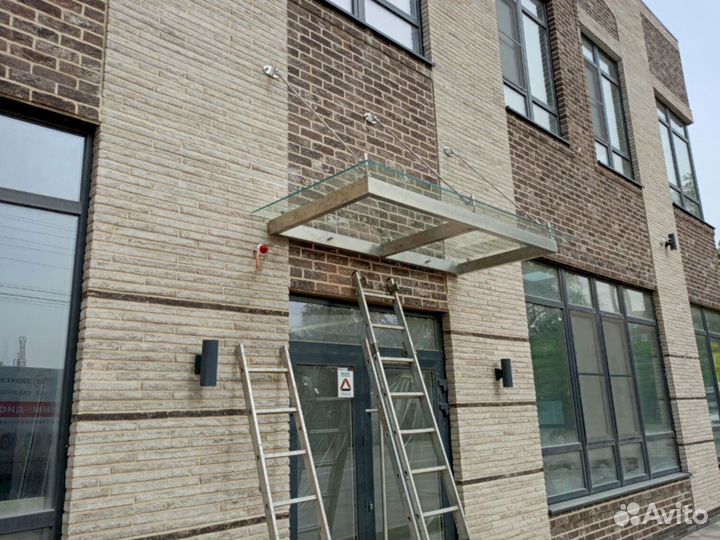 Козырек со стеклом на зажимной профиле