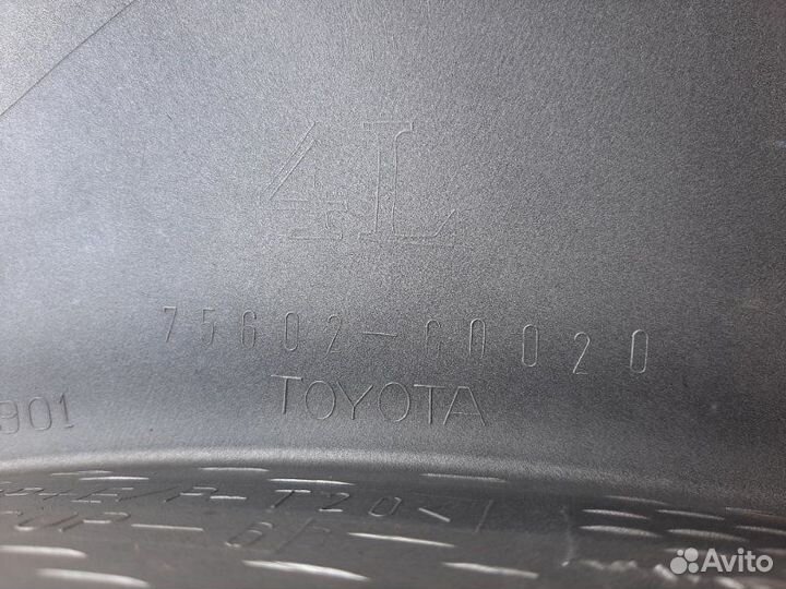 Молдинг на крыло передний левый Toyota Land