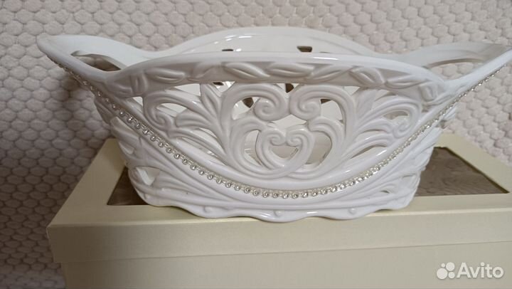 Ваза-ладья,чайная пара, тарелки,фруктовница