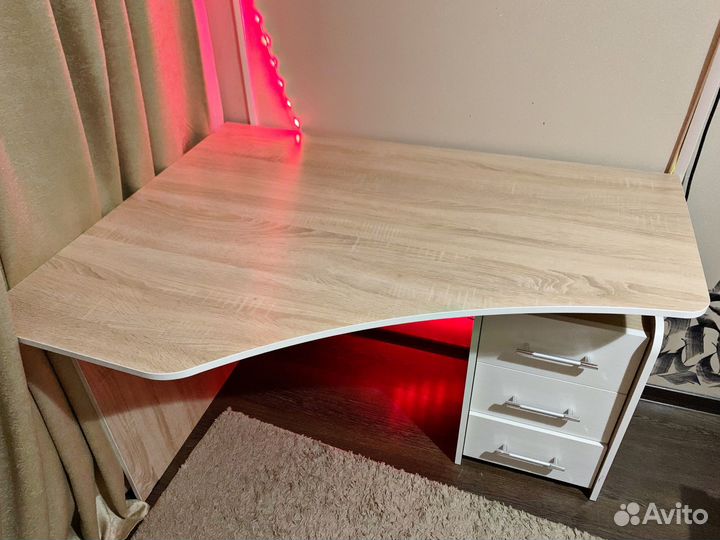 Угловой письменный стол с полками