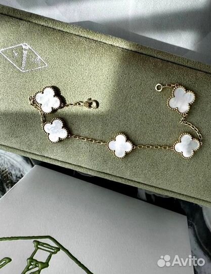 Элегантность в каждом элементе: браслет Van Cleef