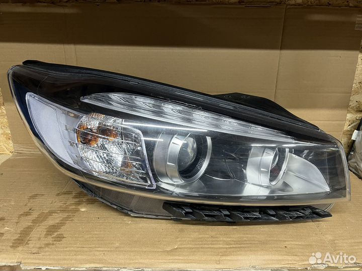 Фара правая Kia Sorento UM