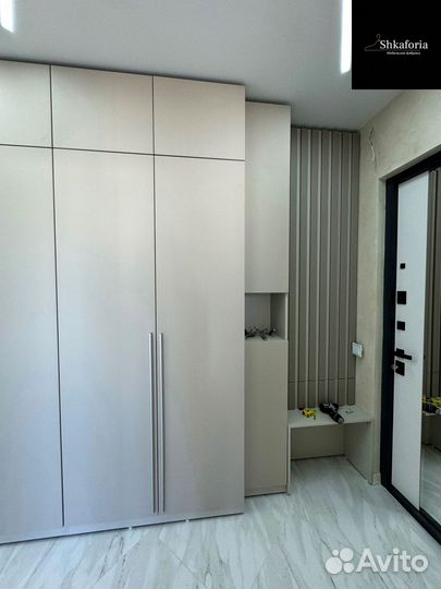 Шкаф распашной с полками