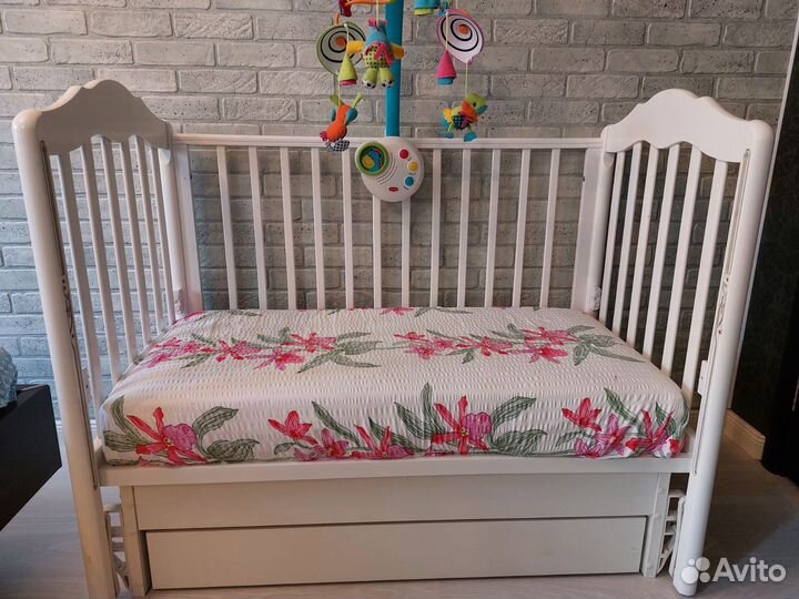 Детская кроватка с маятником Гандылян