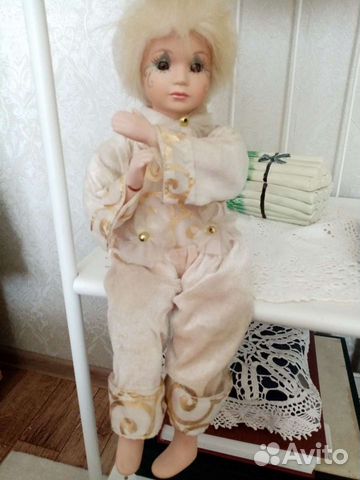 Кукла фарфоровая музыкальная