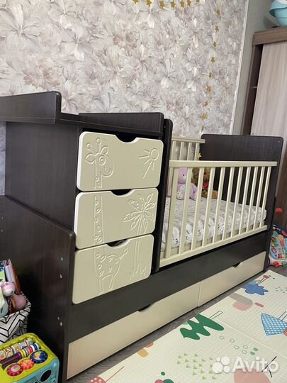 Детская кровать с пеленальным столиком