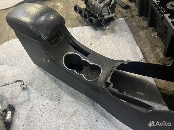 Подлокотник Geely Emgrand EC7