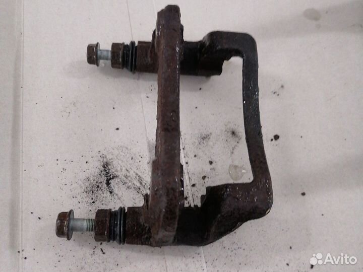 Скоба суппорта kia rio 3