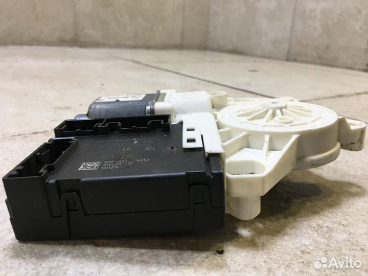 Моторчик стеклоподъемника Volkswagen Jetta 6 5K