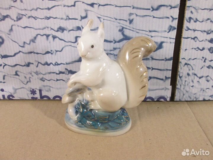 Фарфоровая статуэтка белочка гжель