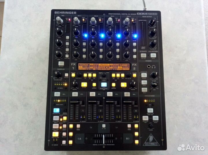 DJ-микшер behringer DDM 4000