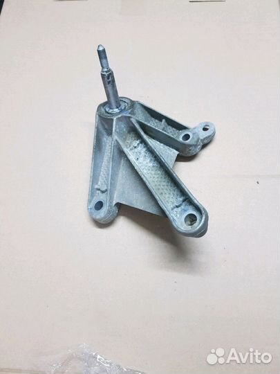 Кронштейн коробки передач Рено Логан