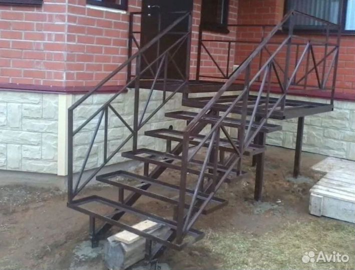 Лестница на второй этаж под ключ