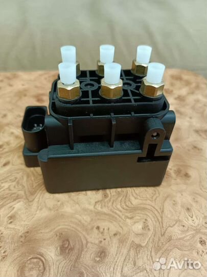 Блок клапанов пневмоподвески vw touareg Q7
