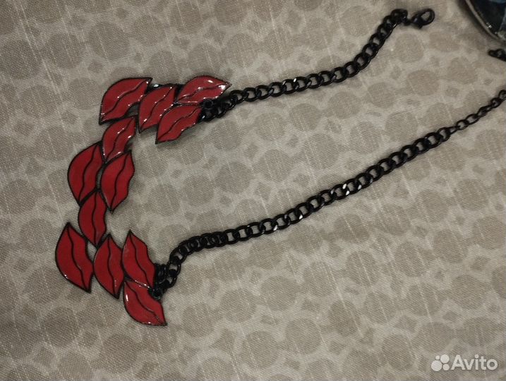Колье металл губы красное