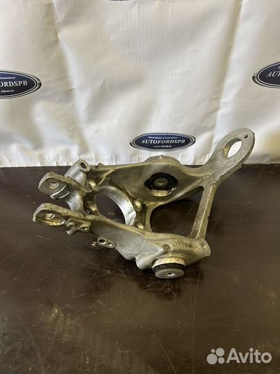 Кулак задний левый Audi 8K0505435AA