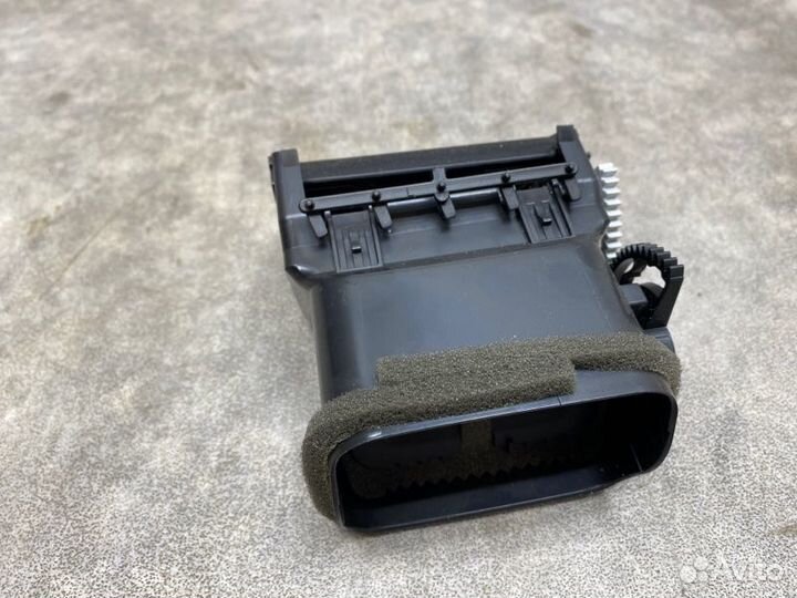 Дефлектор воздуховода левый Toyota Corolla E140