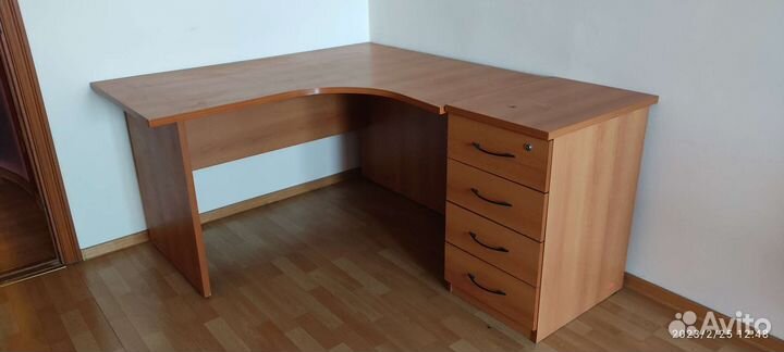 Продаю компьютерный стол б/у. С тумбой