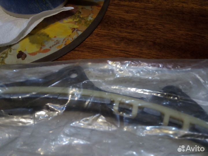 Успокоитель цепи грм, правый 05047791AA Chrysler