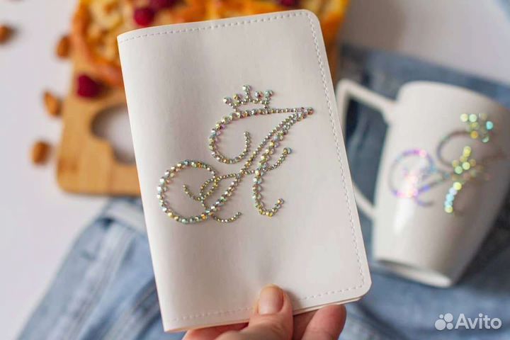Кружка и обложка на документы со стразами