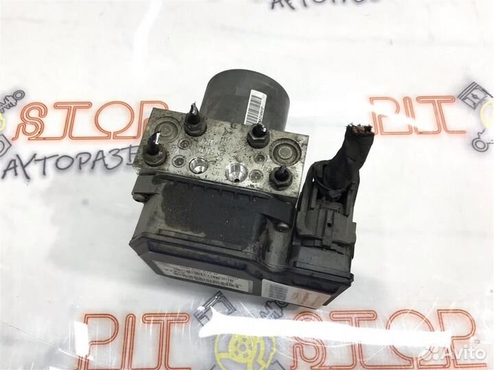 Блок ABS под капотом VW Tiguan (5N1,5N2) 2007-2011