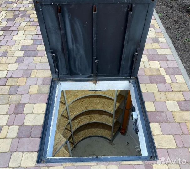 Люк под брусчатку