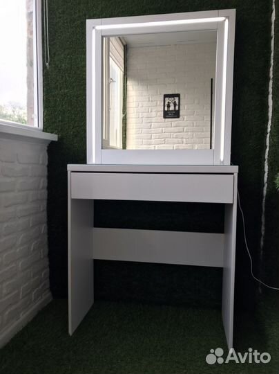 Стол визажиста с зеркалом и подсветкой