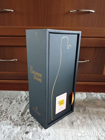 Пустая Бутылка и коробка Вдова Клико