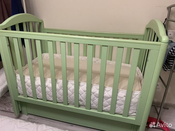 Детская кроватка с маятником и ящиком