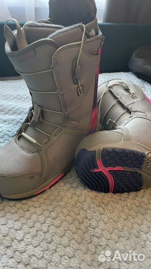 Сноуборд с креплениями и ботинками