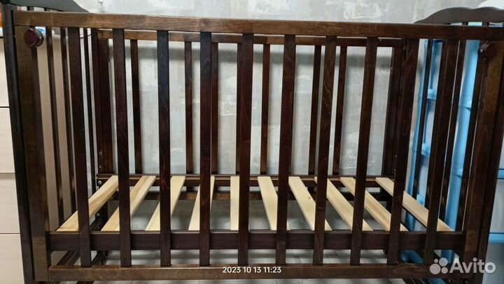 Детская кроватка с продольным маятником