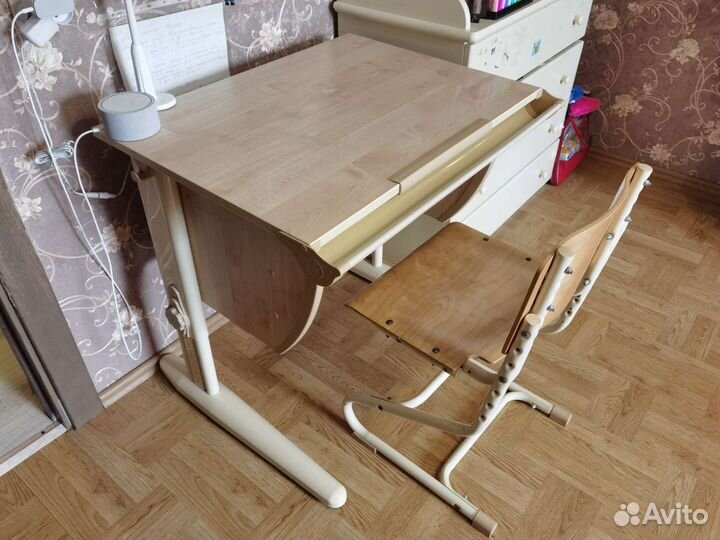 Школьная парта и стул