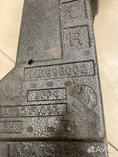 Ящик для инструментов правый Mitsubishi Outlander