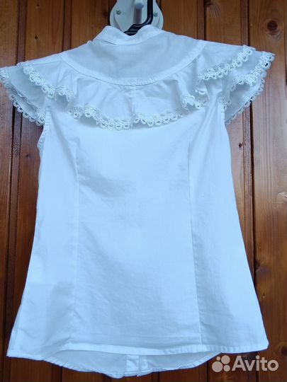 Продам нарядную белую школьную блузку на девочку