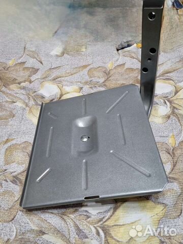 Подставка с кронштейном на стену