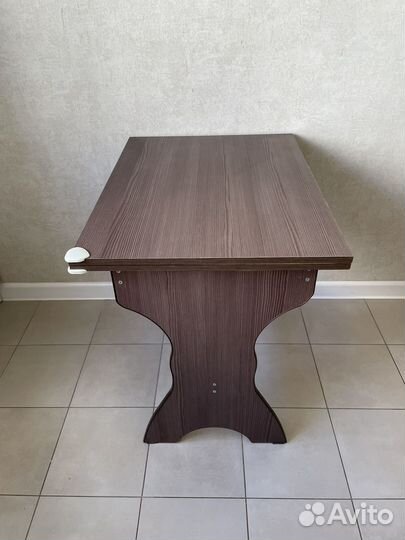 Стол кухонный