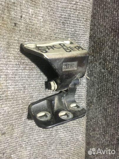 Петля правой двери верхняя Мерседес Актрос