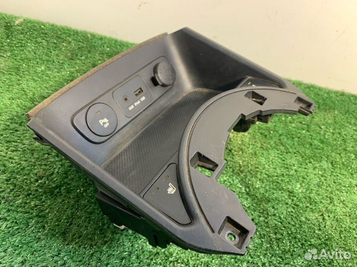 Накладка на торпедо Kia Sportage G4KD 2010