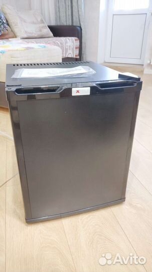 Холодильник-минибар от известного немецкого бренда