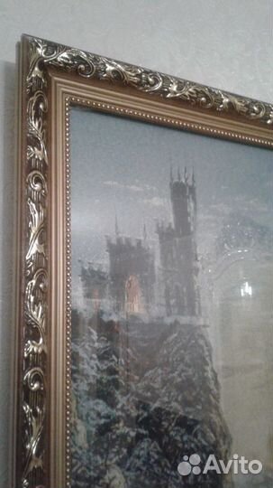 Гобелены в золотых рамах под стеклом